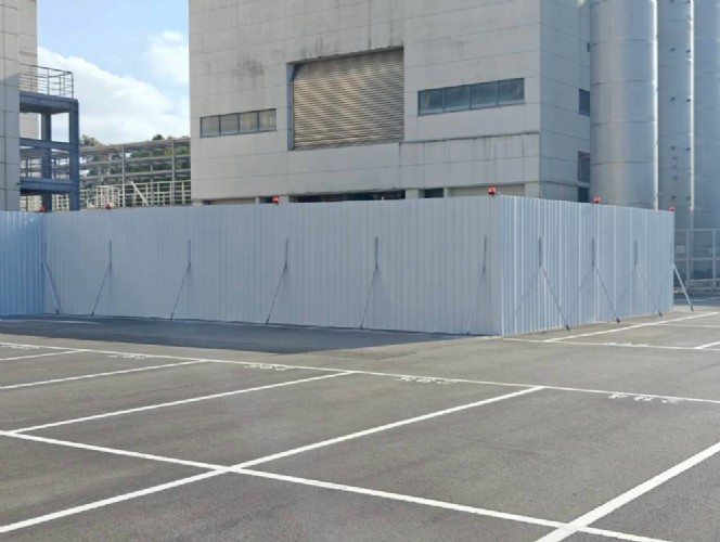 圍籬噴漆作業